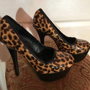 Cheetah/Leopard Print Pumps